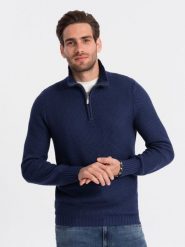 Sweter męski dzianinowy z rozpinaną stójką - ciemnoniebieski V7. Niebieskie swetry męskie Ombre Clothing, m, bez wzorów, z bawełny, bez kołnierzyka, bez ramiączek. W wyprzedaży za 49.99 zł.