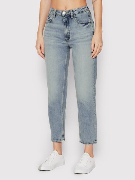 Guess Jeansy W2YA21 D4NH6 Niebieski Mom Fit. Niebieskie jeansy damskie Guess, z aplikacjami, z bawełny. Za 309.99 zł.