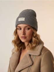 Czapka beanie - szary. Szare czapki damskie Sinsay, bez wzorów. Za 9.99 zł.