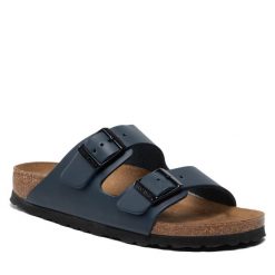 Klapki Birkenstock. Niebieskie klapki damskie Birkenstock, bez wzorów, bez obcasa, bez zapięcia. Za 499.99 zł.