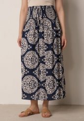 Granatowa Rozkloszowana Spódnica z Wiskozy z Wysokim Stanem i Etnicznym Wzorem Ari. Niebieskie spódnice damskie Born2be, do pracy, z aplikacjami, z wiskozy, biznesowe, z podwyższonym stanem, midi, dopasowane. Za 59.99 zł.