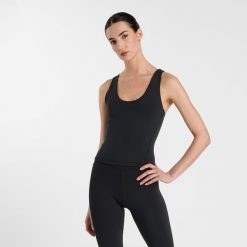 Koszulka damska New Balance WT51150BK – czarna. Czarne koszulki sportowe damskie New Balance, m, z aplikacjami, z lycry, bez ramiączek, do biegania. Za 229.99 zł.