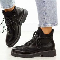 Czarne botki damskie Jezzi 2435-4. Czarne botki damskie Jezzi, na jesień, bez wzorów, ze skóry, eleganckie, bez obcasa, bez zapięcia. W wyprzedaży za 175.20 zł.