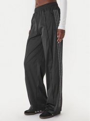 Adidas Spodnie dresowe Pearl Firebird KC7863 Czarny Loose Fit. Czarne spodnie dresowe damskie Adidas, bez wzorów, z dresówki. Za 349.99 zł.