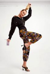 Spodnie dresowe VERSACE JEANS COUTURE. Spodnie dresowe damskie Versace Jeans Couture, bez wzorów, z dresówki. W wyprzedaży za 794.47 zł.