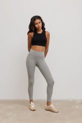 Legginsy damskie z prążkowanej dzianiny w kolorze DEEP GREY MELANGE- HIPS-L. Szare legginsy damskie Marsala, bez wzorów, z bawełny. Za 199.90 zł.