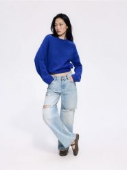 Sweter z obniżoną linią ramion - niebieski. Niebieskie swetry nierozpinane damskie Reserved, l, bez wzorów, z dzianiny, bez kołnierzyka, bez ramiączek. Za 119.99 zł.