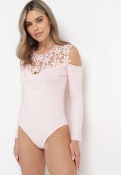 Różowe Bawełniane Body z Koronką i Wycięciami na Ramionach Neafge. Czerwone body Born2be, bez wzorów, z bawełny. Za 29.99 zł.