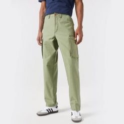 MESKIE SPODNIE WRANGLER CASEY JONES CARGO OLIVE 112350906. Zielone spodnie materiałowe męskie Wrangler, bez wzorów, z bawełny. W wyprzedaży za 119.99 zł.