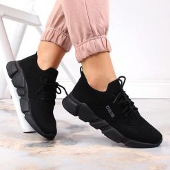Buty sportowe damskie komfortowe czarne Big Star JJ274269. Czarne obuwie sportowe damskie BIG STAR, bez wzorów, z materiału, bez zapięcia. Za 269.99 zł.