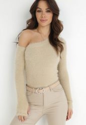Jasnobeżowy Sweter na Jedno Ramię Yile. Brązowe swetry nierozpinane damskie Born2be, bez wzorów, z jeansu, eleganckie, z asymetrycznym kołnierzem, bez ramiączek. Za 129.99 zł.