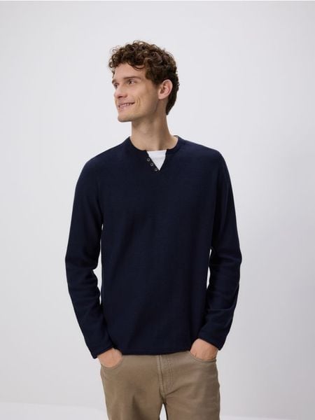 Sweter henley - granatowy. Niebieskie swetry męskie Reserved, l, bez wzorów, z bawełny, bez kołnierzyka, bez ramiączek. W wyprzedaży za 79.99 zł.