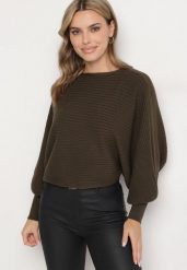 Ciemnozielony Sweter z Wiskozą Typu Nietoperz Sallindria. Zielone swetry nierozpinane damskie Born2be, m, bez wzorów, z jeansu, eleganckie, bez kołnierzyka, bez ramiączek. Za 64.99 zł.