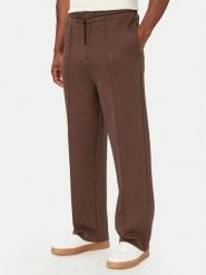 Guess Spodnie materiałowe Herald Z6YB17 K4995 Brązowy Straight Fit. Brązowe spodnie materiałowe męskie Guess, z aplikacjami, z bawełny. Za 434.99 zł.