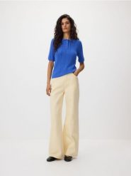 Sweter polo z wełną - niebieski. Niebieskie swetry nierozpinane damskie Reserved, l, bez wzorów, z dzianiny, bez kołnierzyka, bez ramiączek. Za 119.99 zł.