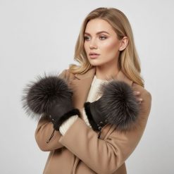 Mitenki LUKA-PELLI Rękawiczki Bez Palców Z Naturalnym Futrem Jenot Czekolada. Brązowe rękawiczki damskie Luka-Pelli, bez wzorów. Za 249.00 zł.