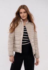 Kurtka pikowana casual J-COMO. Brązowe kurtki sportowe damskie Volcano, m, bez wzorów, z materiału, bez ramiączek, bez kaptura. Za 289.99 zł.
