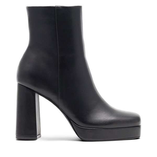 Botki DeeZee. Czarne botki damskie DeeZee, bez wzorów, bez obcasa, na słupku, bez zapięcia. Za 143.99 zł.