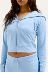 JUICY COUTURE Błękitna bluza damska Single Jersey Ola Hoodie. Niebieskie bluzy damskie Juicy Couture, s, bez wzorów, z jersey, bez ramiączek, bez kaptura. W wyprzedaży za 255.99 zł.
