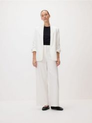 Marynarka z dodatkiem wiskozy - biały. Białe marynarki i żakiety damskie Reserved, bez wzorów, z tkaniny, bez kołnierzyka, bez ramiączek. Za 199.99 zł.