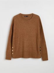 Sweter chunky z rozcięciem i ozdobnymi guzikami - brązowy. Brązowe swetry nierozpinane damskie Sinsay, l, bez wzorów, bez kołnierzyka, bez ramiączek. Za 59.99 zł.