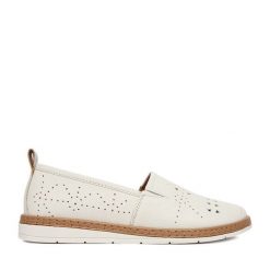 Półbuty Lasocki. Białe półbuty damskie Lasocki, bez wzorów, bez obcasa, na płaskiej podeszwie, bez zapięcia. Za 199.99 zł.