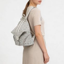 Plecak Damski Rieker, z materiału syntetycznego o miękkiej workowej formie z roślinnym wzorem zapinany na zamek z regulowanymi szelkami, srebrny, H10. Szare plecaki damskie Rieker, bez wzorów, z materiału, eleganckie. Za 259.00 zł.