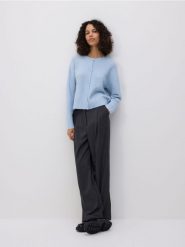 Kardigan z obniżoną linią ramion - jasnoniebieski. Niebieskie kardigany damskie Reserved, l, bez wzorów, z dzianiny, bez kołnierzyka. Za 129.99 zł.