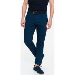 SPODNIE MĘSKIE W STYLU CHINO WE WZÓR O KROJU SLIM. Niebieskie eleganckie spodnie męskie TOP SECRET, bez wzorów, z bawełny, klasyczne. W wyprzedaży za 49.99 zł.
