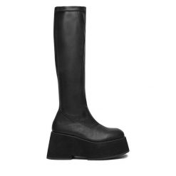 Kozaki DeeZee. Czarne kozaki damskie DeeZee, bez wzorów, bez obcasa, na płaskiej podeszwie, bez zapięcia. Za 299.99 zł.