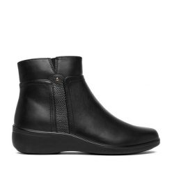Botki Clara Barson. Czarne botki damskie Clara Barson, bez wzorów, bez obcasa, na płaskiej podeszwie, bez zapięcia. Za 119.99 zł.