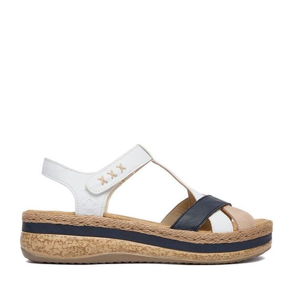 Sandały Rieker. Białe sandały damskie Rieker, bez wzorów, bez obcasa, na koturnie, bez zapięcia. Za 339.99 zł.