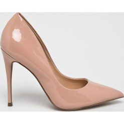 Steve Madden - Szpilki Daisie. Czerwone szpilki damskie Steve Madden, bez wzorów, z materiału, bez obcasa, na obcasie, bez zapięcia. W wyprzedaży za 269.90 zł.