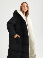 Płaszcz pikowany z kapturem - czarny. Czarne płaszcze damskie Sinsay, l, bez wzorów, z futra, bez kołnierzyka, z kapturem. Za 179.99 zł.