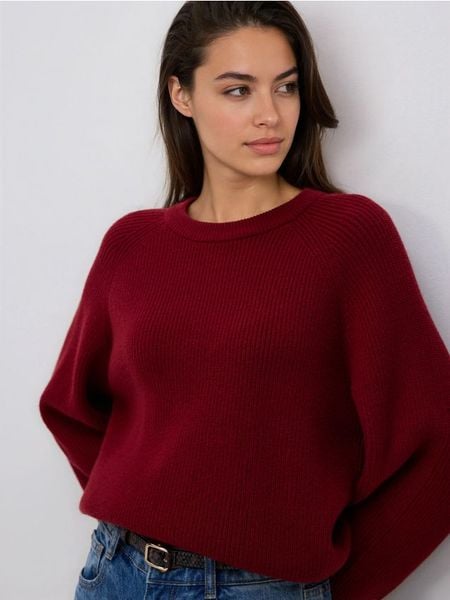 Sweter z wiskozą - karminowy. Czerwone swetry nierozpinane damskie Reserved, l, bez wzorów, z dzianiny, bez kołnierzyka, bez ramiączek. Za 109.99 zł.