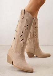 Ciemnobeżowe Kozaki Kowbojki na Stożkowym Obcasie z Ażurową Cholewką Tidanna. Brązowe kozaki damskie Born2be, na lato, w ażurowe wzory, z jeansu, bez obcasa, na obcasie, bez zapięcia. Za 139.99 zł.