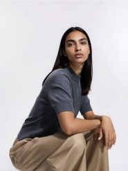 Sweter z krótkim rękawem - ciemnoszary. Szare swetry nierozpinane damskie Reserved, l, bez wzorów, z dzianiny, bez kołnierzyka, bez ramiączek. Za 89.99 zł.