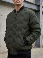 Kurtka puffer bomber z kieszeniami na zamek - khaki. Brązowe kurtki męskie Sinsay, l, bez wzorów, bez kaptura. Za 119.99 zł.