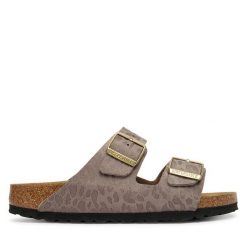 Klapki Birkenstock. Brązowe klapki damskie Birkenstock, bez wzorów, bez obcasa, bez zapięcia. Za 449.99 zł.