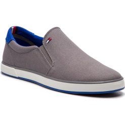 Tenisówki TOMMY HILFIGER - Iconic Slip On Sneaker FM0FM00597 Steel Grey 039. Szare trampki męskie Tommy Hilfiger, bez wzorów, z gumy, bez zapięcia. W wyprzedaży za 159.00 zł.
