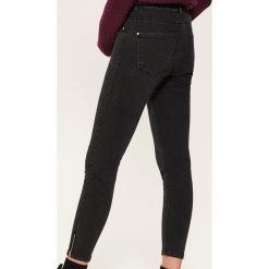 Jeansy skinny - Czarny. Czarne jeansy damskie House, bez wzorów, z jeansu. Za 59.99 zł.