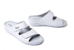 TAMARIS 1-27510-41 117 M2751041 white leather, klapki damskie. Białe klapki damskie Tamaris, bez wzorów, ze skóry, bez obcasa, na koturnie, bez zapięcia. Za 179.90 zł.