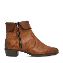 Botki Rieker. Brązowe botki damskie Rieker, bez wzorów, bez obcasa, na słupku, bez zapięcia. Za 399.99 zł.