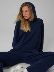 4F Bluza dresowa regular z modalem damska - granatowa XS. Niebieskie bluzy damskie 4F, xs, bez wzorów, z dresówki, klasyczne, bez ramiączek, z kapturem. Za 199.99 zł.