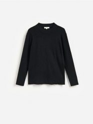 Prążkowany sweter z wiskozą - czarny. Czarne swetry nierozpinane damskie Reserved, l, bez wzorów, z dzianiny, bez kołnierzyka, bez ramiączek. Za 139.99 zł.