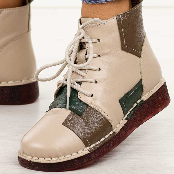 Beżowe skórzane botki damskie Cambell 15306. Brązowe botki damskie Cambell, na jesień, bez wzorów, z jeansu, eleganckie, z okrągłym noskiem, bez obcasa, bez zapięcia. Za 299.00 zł.