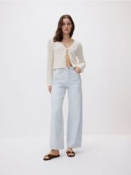 Jeansy straight z aplikacjami - niebieski. Niebieskie jeansy damskie Reserved, z aplikacjami, z bawełny, z podwyższonym stanem. W wyprzedaży za 79.99 zł.