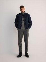 Pikowana kurtka bomber - granatowy. Niebieskie kurtki męskie Reserved, l, bez wzorów, z tkaniny, bez kaptura. W wyprzedaży za 99.99 zł.