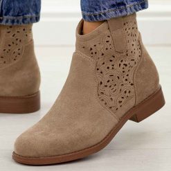 Beżowe zamszowe ażurowe botki damskie S.Barski 8019. Brązowe botki damskie S.BARSKI, na jesień, w ażurowe wzory, z jeansu, eleganckie, z okrągłym noskiem, bez obcasa, na obcasie, bez zapięcia. Za 229.00 zł.