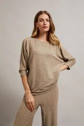 Sweter ozdobiony metaliczną nitką beżowy. Brązowe swetry nierozpinane damskie MOODO, l, bez wzorów, z elastanu, bez kołnierzyka, bez ramiączek. W wyprzedaży za 64.99 zł.